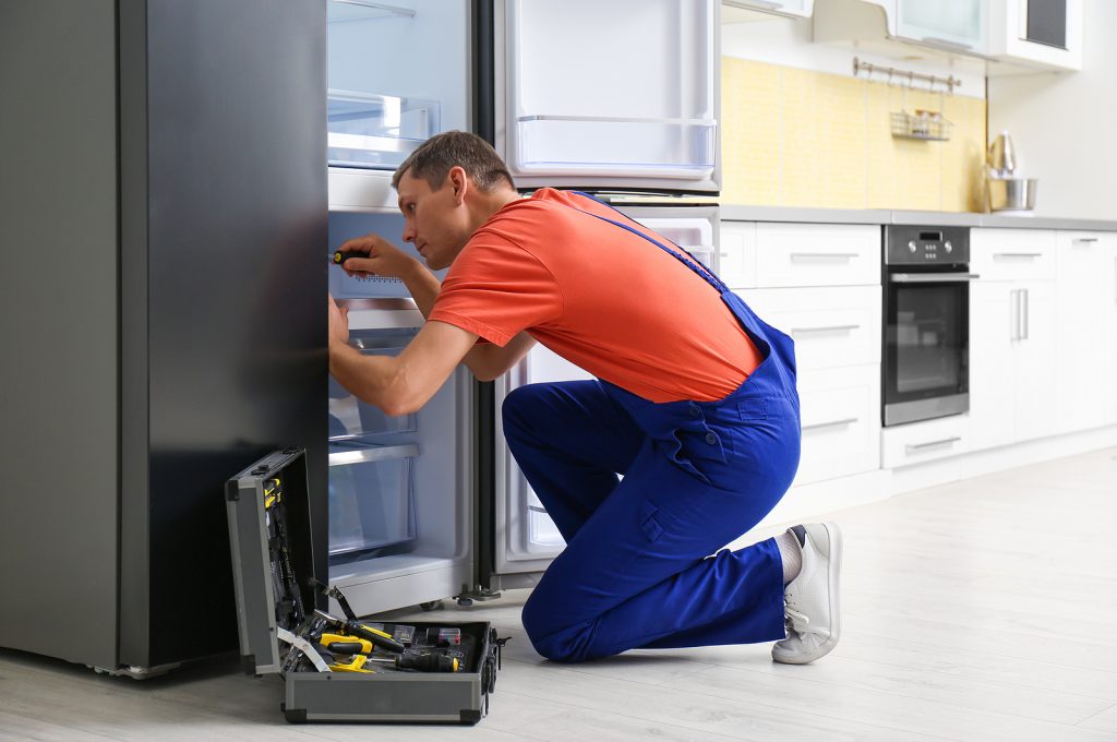 Fazendo manutenção de refrigeradores